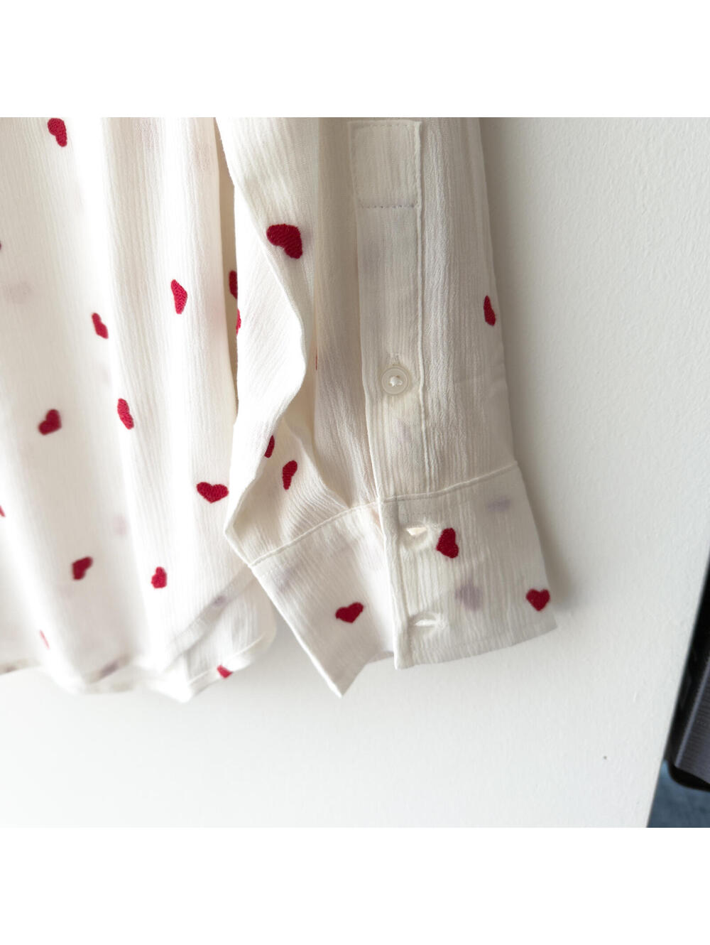 NWT Torrid White Crinkle Gauze Button-Down Shirt Red Heart Embroidery Size 1X - Picture 4 of 6